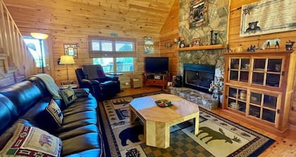 Sunrise Sensation - Great Views, Hot Tub, Gameroom, Close to Town, WIFI, Covered Porch