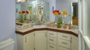 SĂšche-cheveux, serviettes fournies