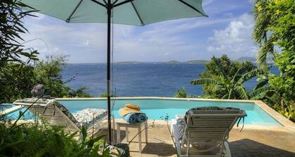 Vue de St Thomas depuis la terrasse de la piscine et les balcons. Est assis Ă l'ouest face Ă la falaise
