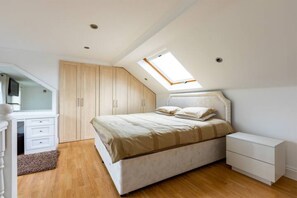 3 bedrooms, in-room safe, desk, iron/ironing board - London Stylish 3BR house  (Kingston upon Thames)