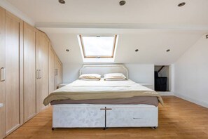 3 bedrooms, in-room safe, desk, iron/ironing board - London Stylish 3BR house  (Kingston upon Thames)