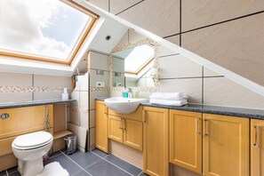 Combined shower/bathtub, jetted bath, hair dryer, towels - London Stylish 3BR house (Kingston upon Thames)