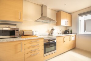 Een koelkast, een magnetron, een oven, een vaatwasser