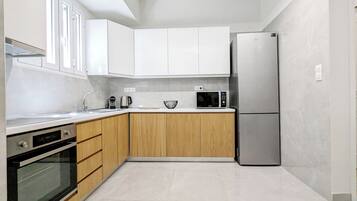 Refrigerador, horno, parrilla de estufa y cafetera y tetera