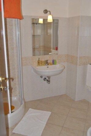 Dusche, kostenlose Toilettenartikel, Haartrockner, Bidet