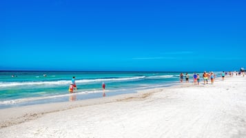 Plage, chaises longues, serviettes de plage