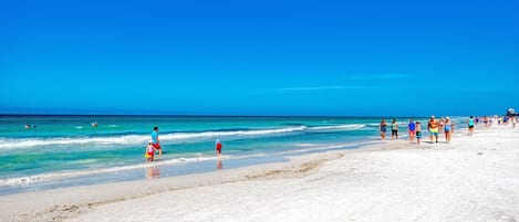 En la playa, camastros, sombrillas y toallas de playa 