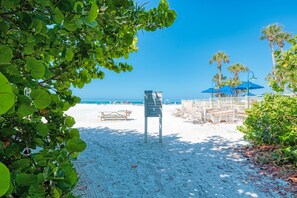 Am Strand, Liegestühle, Strandtücher