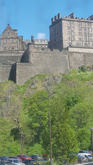 A historic stone castle with a prominent tower and a large building with multiple windows. - Luxury Central Old Town Suite Edinburgh (Edinburgh)