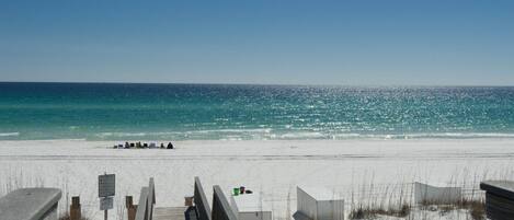 Perto da praia, espreguiçadeiras