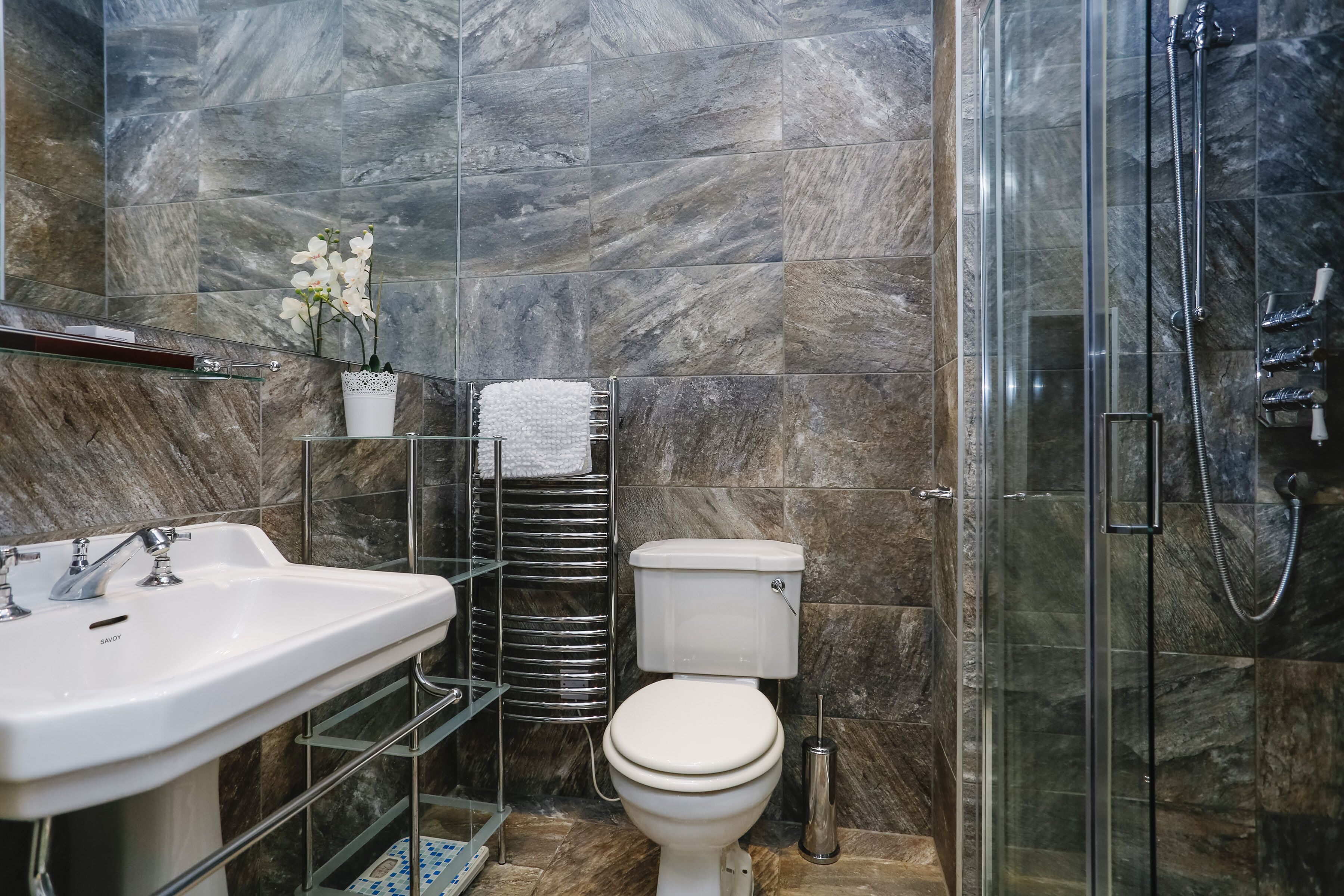 Appartement « Premier », cuisine, vue ville | Douche de la salle de bain
