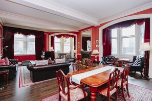 Premier Apartment, Kitchen, City View | Living room