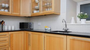 Premier Apartment, Kitchen, City View | Microwave