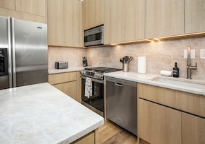 Réfrigérateur, four à micro-ondes, un four, surface de cuisson