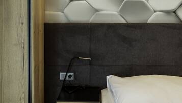 Economy-Doppel- oder -Zweibettzimmer, Mehrere Betten | Zimmersafe, Schreibtisch, schallisolierte Zimmer, kostenloses WLAN