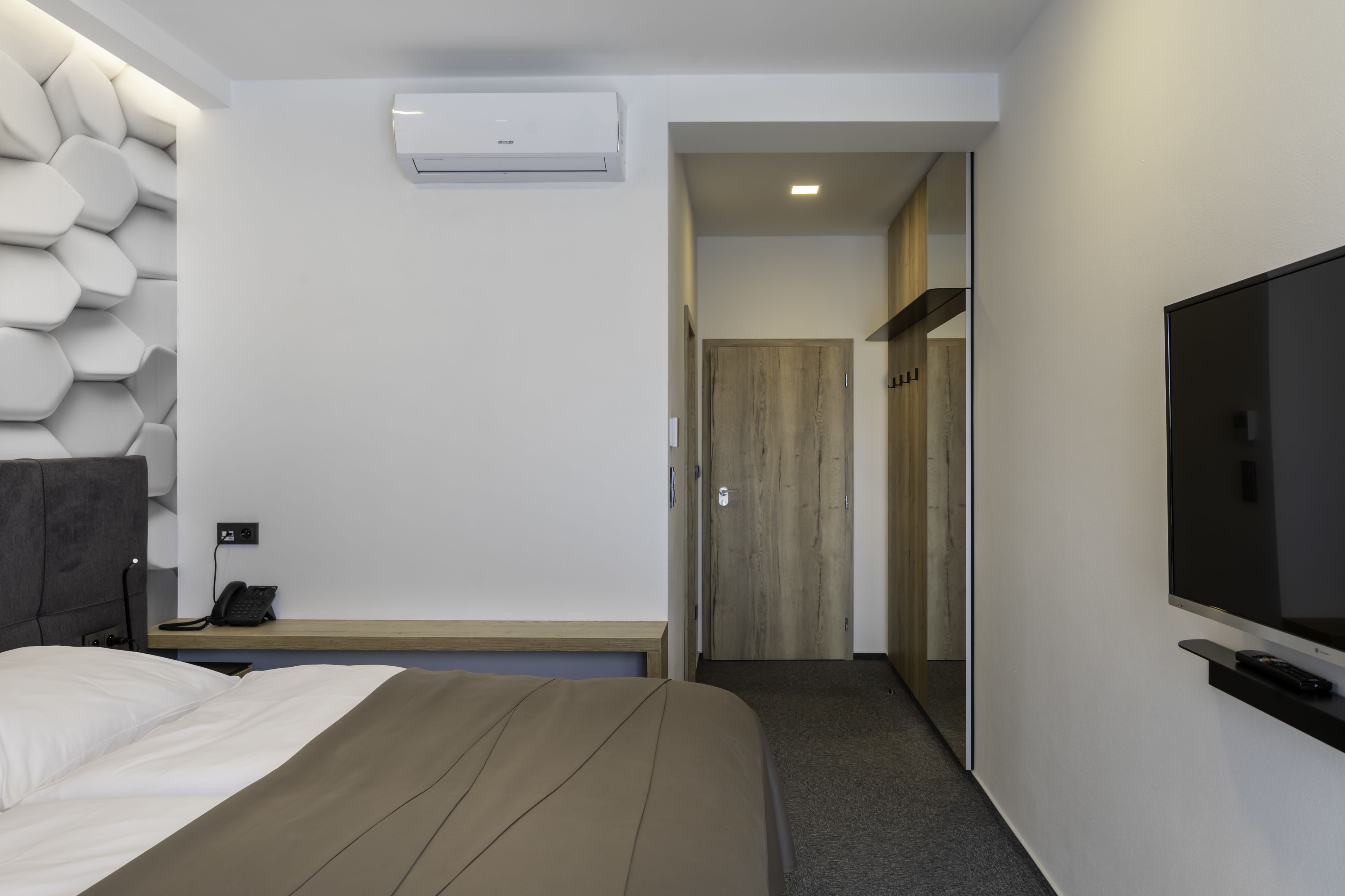 economy double or twin room, multiple beds | in-room safe, desk, soundproofing, free cots/infant beds