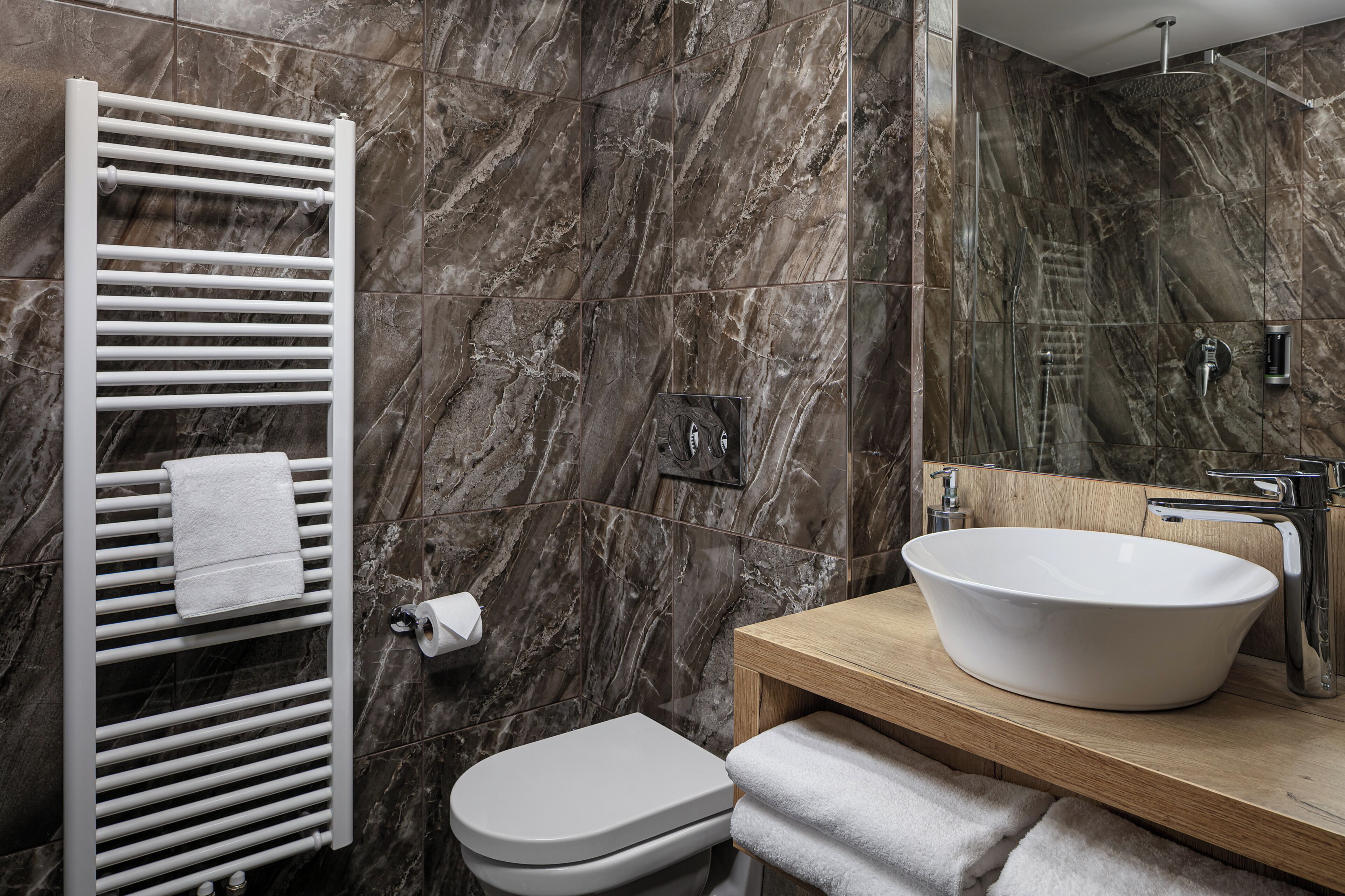 Economy Double or Twin Room, Multiple Beds | Bathroom | Shower, free toiletries, hair dryer, towels