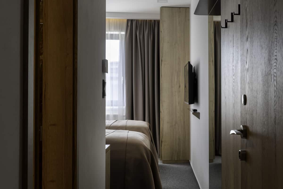 economy double or twin room, multiple beds | in-room safe, desk, soundproofing, free cots/infant beds