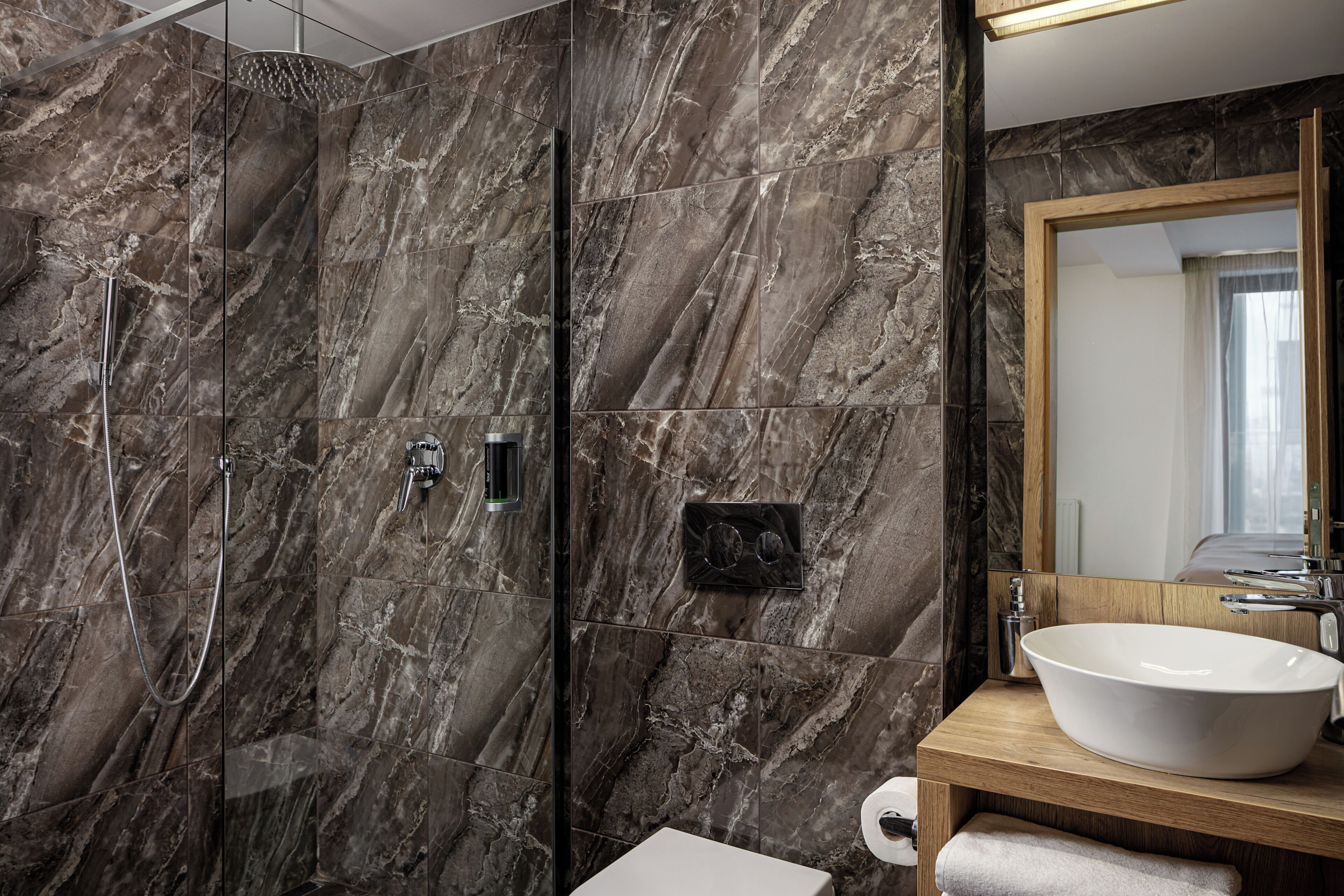 Business Double or Twin Room | Bathroom | Shower, free toiletries, hair dryer, towels
