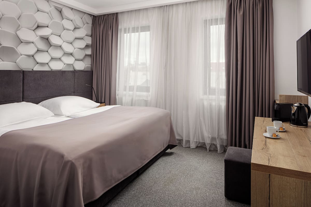 Business Double or Twin Room | In-room safe, desk, soundproofing, free WiFi