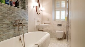 Appartement majestueux, Plusieurs lits, vue sur la ville | Salle de bain | Baignoire et douche séparées, séchoir à cheveux, serviettes fournies