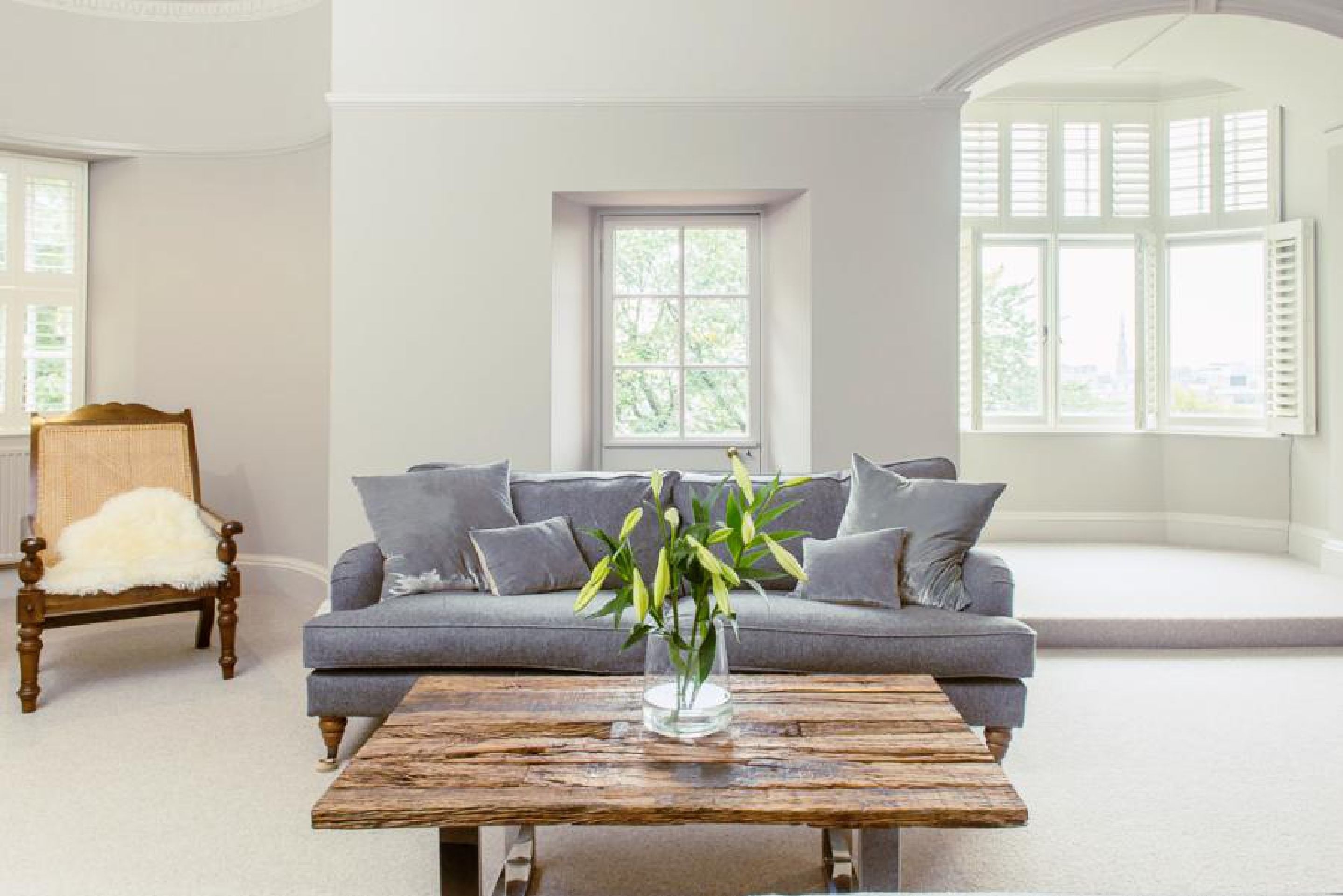 Apartament Grand, diversos llits, vistes a la ciutat | Sala d'estar | Televisor intel·ligent i reproductor de DVD 