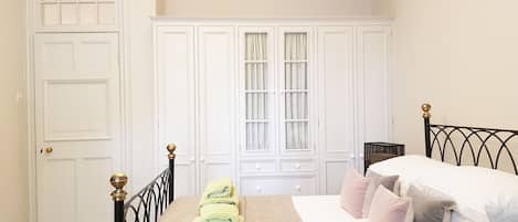 Apartament Grand, diversos llits, vistes a la ciutat | Roba de llit d'alta qualitat i decoració individual