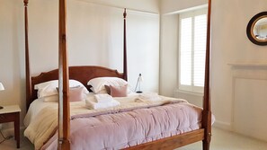 Grand Edinburgh Castlehill  4-bedroom Apartment | Premium bedding, individually decorated, individually furnished - Grand Edinburgh Castlehill Apartment (Edinburgh)