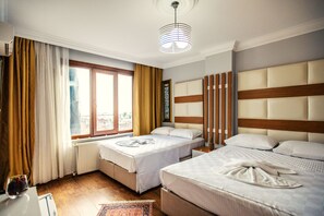 Familien-Vierbettzimmer, Meerblick | Hochwertige Bettwaren, Betten mit Memory-Foam-Matratzen, Zimmersafe