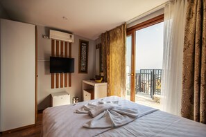 Loftsleilighet – deluxe, 1 queensize-seng, sjøutsikt | Sengetøy av topp kvalitet, memory foam-senger og safe på rommet