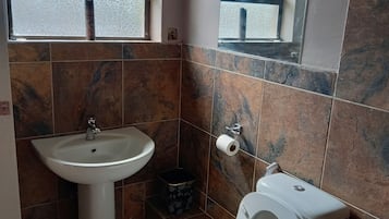 Amenidades de baño gratuitas, pantuflas, toallas