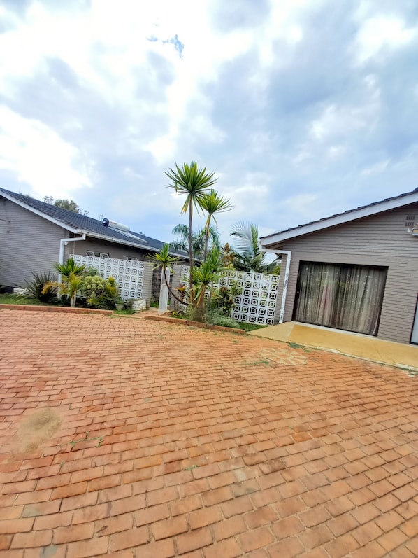 Front of property - Las Palmas Guest House (Harare)