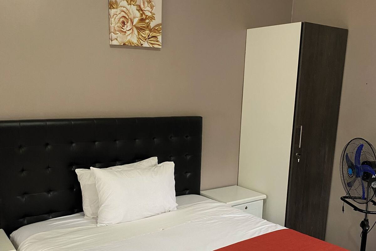 Business Room | Ruang kerja komputer riba, langsir/tirai gelap terus 