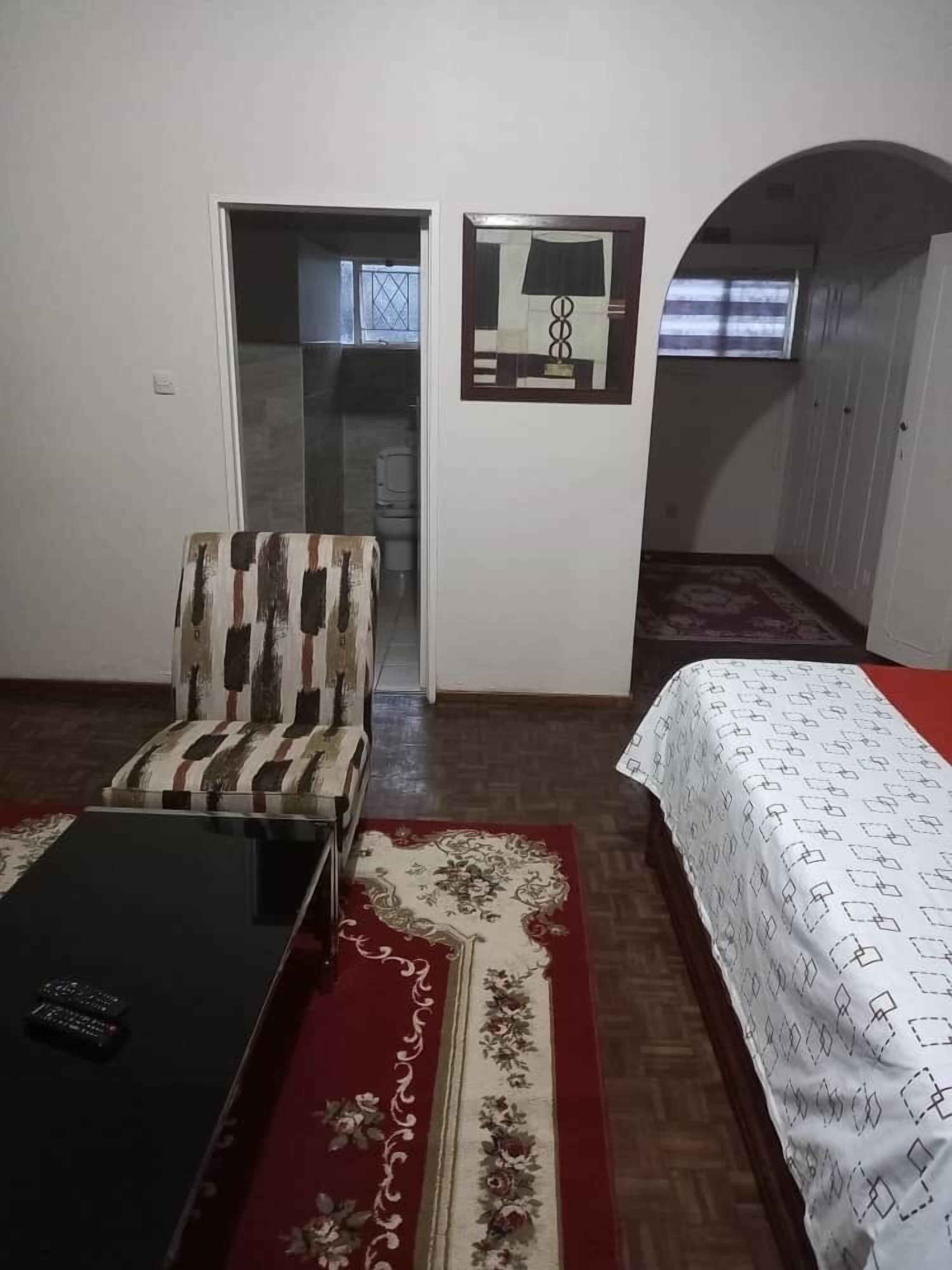 Espacio para trabajar con laptop y cortinas blackout 