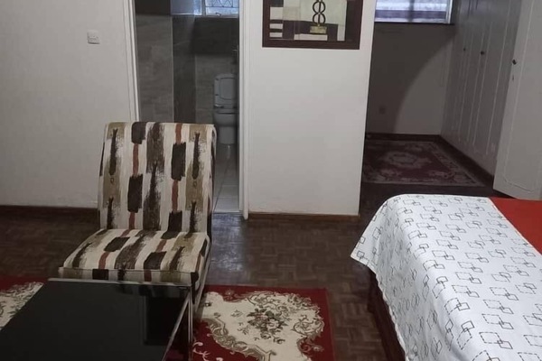 Espacio para trabajar con laptop y cortinas blackout