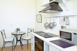 Superior Apartment | Private kitchen - Classy Historic Edinburgh Apartment (Edinburgh)