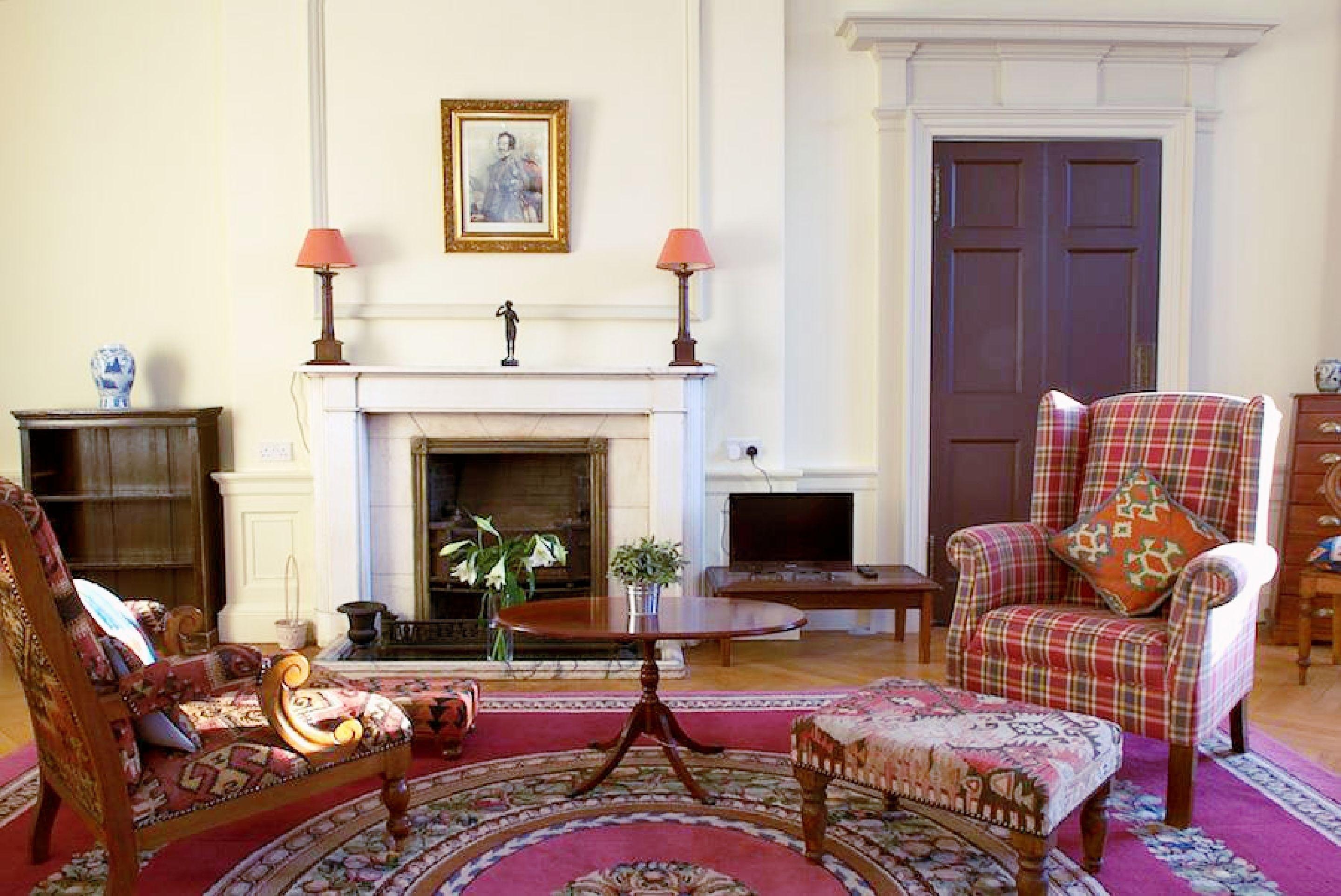 Superior Apartment | Living room | Flat-screen TV, DVD player