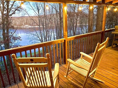 Cozy and Comfortable Lake Cabin