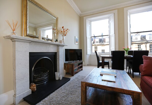 Premium-Apartment, 2 Schlafzimmer, Stadtblick | Wohnzimmer