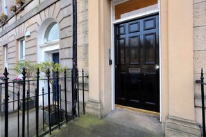 Property entrance - Modern Luxury City Apartment Edinburgh (Edinburgh)