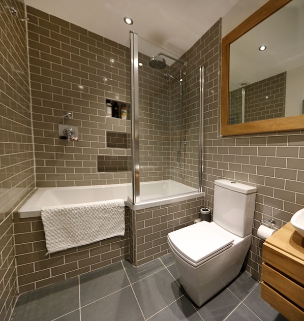Premium-Apartment, 2 Schlafzimmer, Stadtblick | Badezimmer | Duschwanne, Haartrockner, Handtücher, Seife