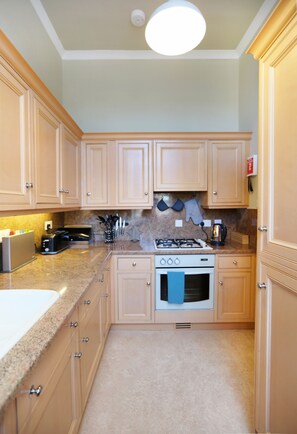 Premium Apartment, 2 Bedrooms, City View | Private kitchen | Fridge, microwave, oven, stovetop
