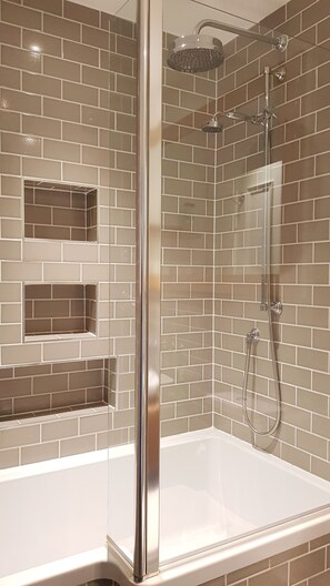 Premium-Apartment, 2 Schlafzimmer, Stadtblick | Badezimmer | Duschwanne, Haartrockner, Handtücher, Seife
