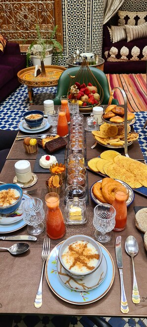 Desayuno completo gratuito y diario