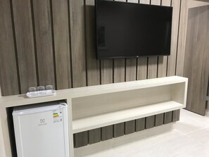 Piazza Diroma UH 206 | Sala de estar | TV LED 42 polegadas com canais a cabo, TV