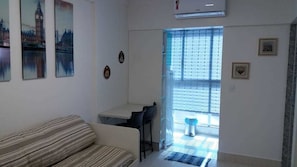 Piazza Diroma UH 101 | Living room | 42-inch LED TV with cable channels, TV - Piazza Di Roma - Reserve Caldas (Caldas Novas)