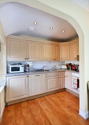 Comfort Apartment, 2 Bedrooms | Private kitchen | Fridge, microwave, oven, stovetop - Wonderful Central Edinburgh Apartment (Edinburgh)