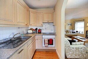Comfort Apartment, 2 Bedrooms | Private kitchen | Fridge, microwave, oven, stovetop