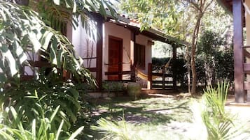 Chalet básico, vistas al jardín | Ropa de cama hipoalergénica, minibar, escritorio