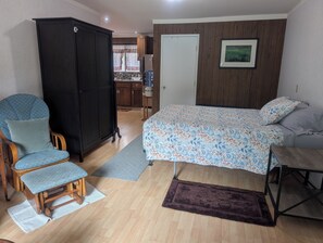 1 bedroom, travel cot, WiFi, bed sheets - Kozy Korner will be your home away from home to refresh and rest when traveling. (Midpines)